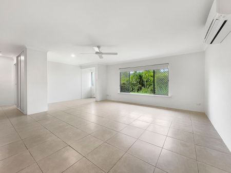 Charming Home in Palmwoods with Solar & Lawn Maintenance Included&excl; - Photo 5