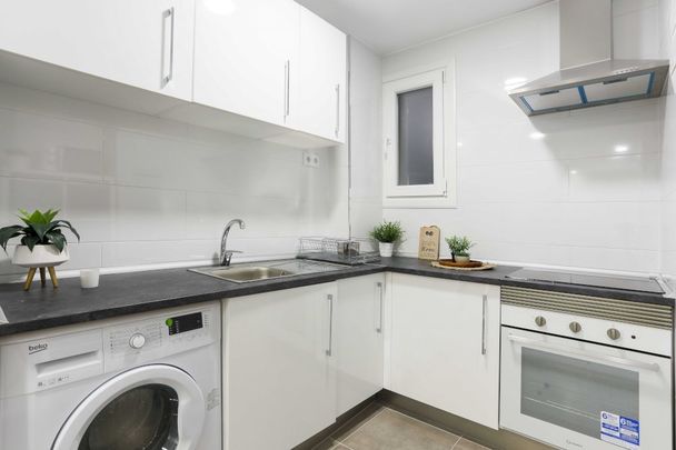 Bright and cozy room in calle del Ferrocarril - Photo 1