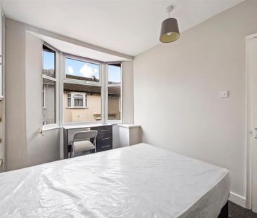 4 bedroom terraced house to rent - Photo 2