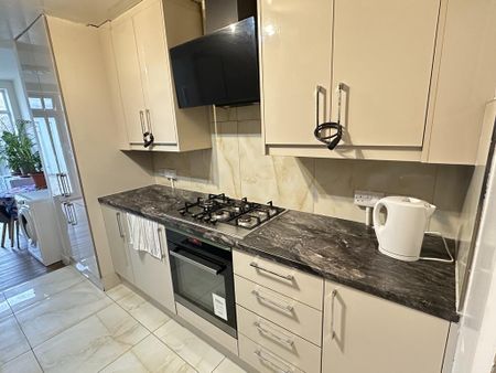 1 bedroom in a house share to rent - Photo 3