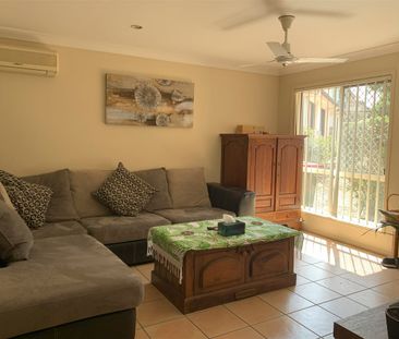 A Gated & Lovely Townhouse with Serene Location in Calamvale!! Come... - Photo 2