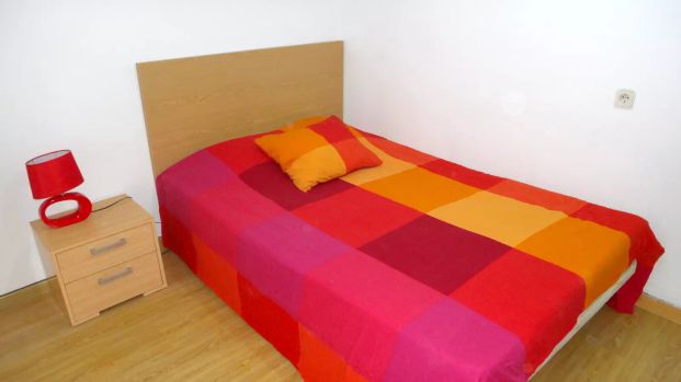 Room in a shared 11-bedroom apartment for rent in Universidad, bills included. - Photo 1