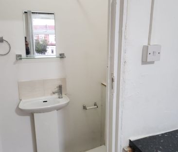 Studio Flat, Green Lane, IG3 - Photo 2