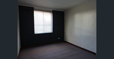 Neat and Tidy 3 Bed Home - Photo 4