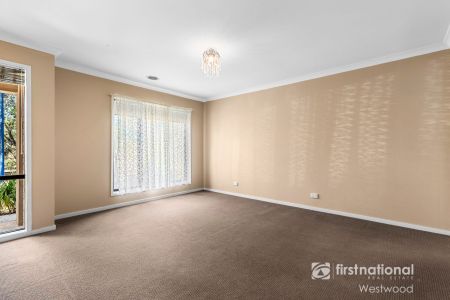 Spacious Family Living with Room for Everyone!! - Photo 3