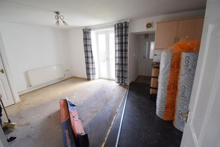 2 bedroom ground floor flat to rent - Photo 2