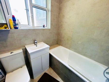 1 bedroom in a house share to rent - Photo 5