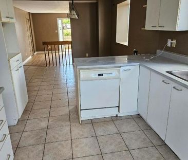 Un grand lumineux 4 1/2 sur un triplex à louer - Photo 1
