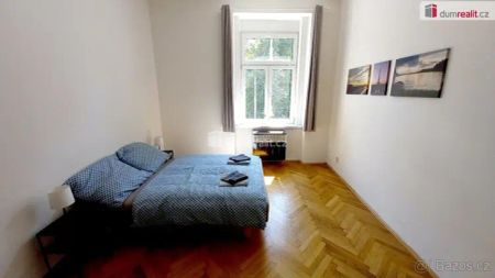 Pěkný útulný byt 2+kk v cihlovém pavlačovém domě v Praze na Smíchově - Fotografie 3