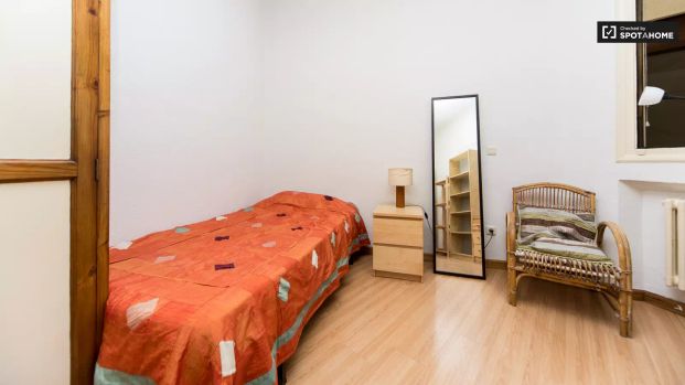 Single Bed in Rooms for rent in 9-bedroom apartment in Malasaña, near Gran Vía - Photo 1