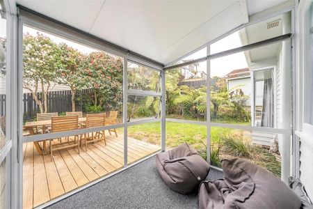 Spacious Renovated House in Tirohanga, Lower Hutt - Photo 3