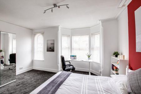 5 bedroom semi-detached house to rent - Photo 2