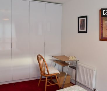Room to rent in 4-bedroom house in Balgriffin, Dublin - Photo 6