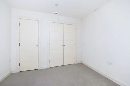 2 bedroom in Richmond - Photo 2