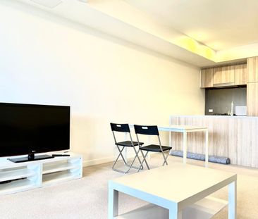 Modern 2 Bed Apt in PRIME LOCATION OF ZETLAND - Photo 3