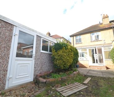 3 bedroom Semi-detached house to rent - Photo 2