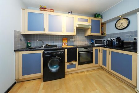 Clarkes Drive, Hillingdon, UB8 - Photo 5