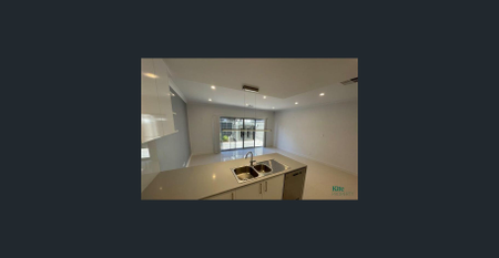 Modern 3-Bedroom Townhouse in Peaceful Marden - Photo 5