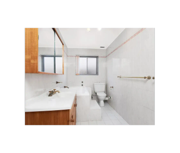 Bright 2-Bedroom Apartment with Balcony and Secure Garage - Photo 4