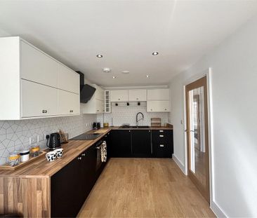 2 bedroom mews to rent - Photo 5
