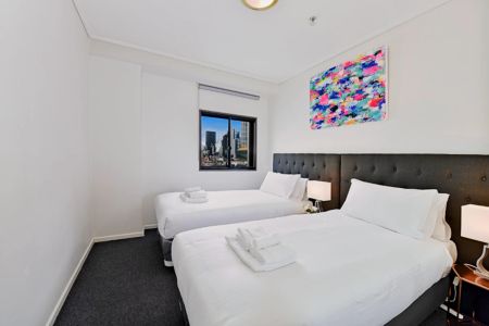 Beautiful 2-bedroom apartment near Parliament train station - Photo 4