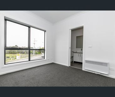 21 Travertine Loop, Berwick, Vic 3806 - Photo 5