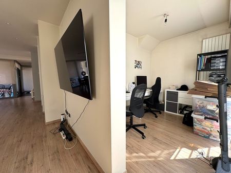 Centraal gelegen triplexappartement met 3 slaapkamers, 2 terrassen en garage - Photo 2