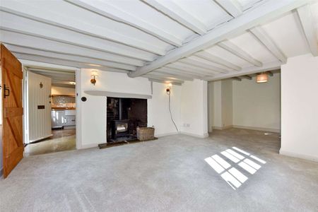 An attractive cottage in private grounds in an idyllic village - Photo 2