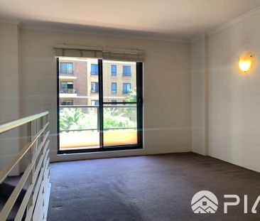 Spacious Bedroom Split Level Apartment - Photo 2