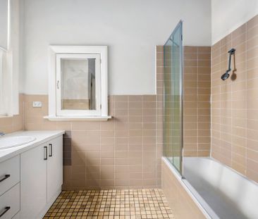 Rare boutique apartment with pool - Photo 3