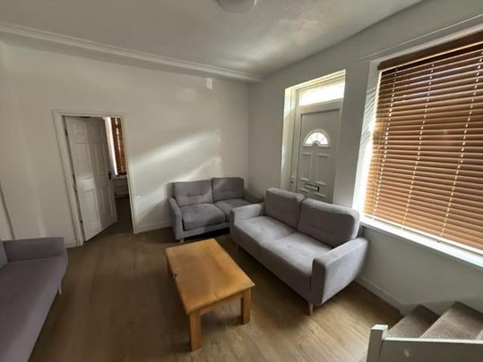 4 bedroom private hall to rent - Photo 1