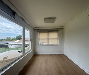 Large 3 bedroom house for lease now! - Photo 2