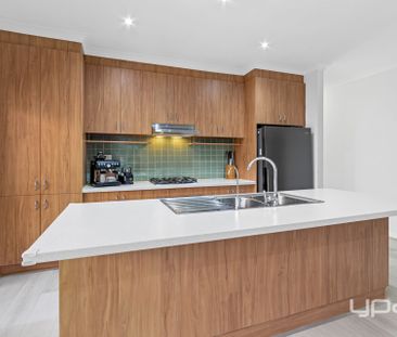 WARM & WELCOMING FAMILY HOME IN A QUIET CAROLINE SPRINGS COURT - Photo 4