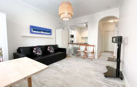 Furnished Two Bedroom Beachside Apartment in the Heart of Bondi! - Photo 2