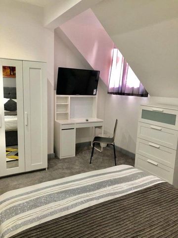 12 bedroom flat to rent - Photo 2