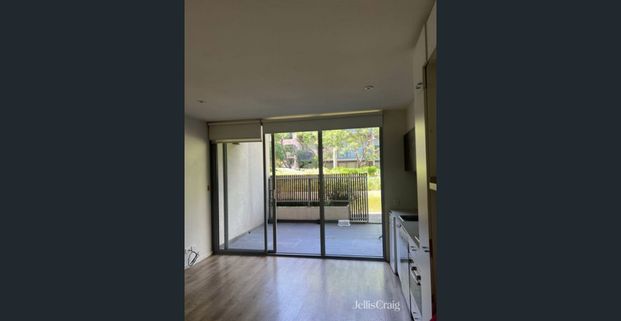 Ground Floor Studio Apartment with Terrace, White Goods & Murphy Bed - Photo 1