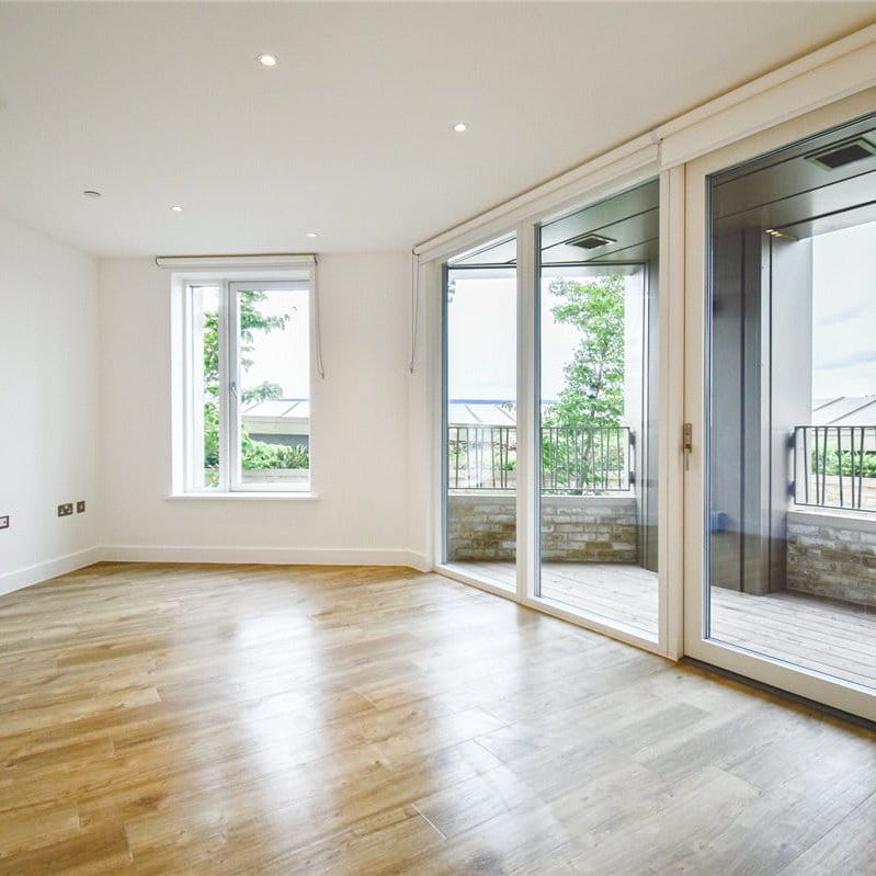 A stunning 2 bedroom apartment situated in this popular development just to the North West of Cambridge. Amtico flooring and under floor heating. Unfurnished. - Photo 1