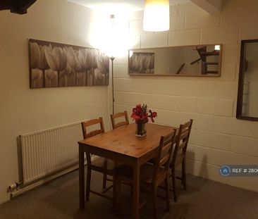 2 bedroom semi-detached house to rent - Photo 2