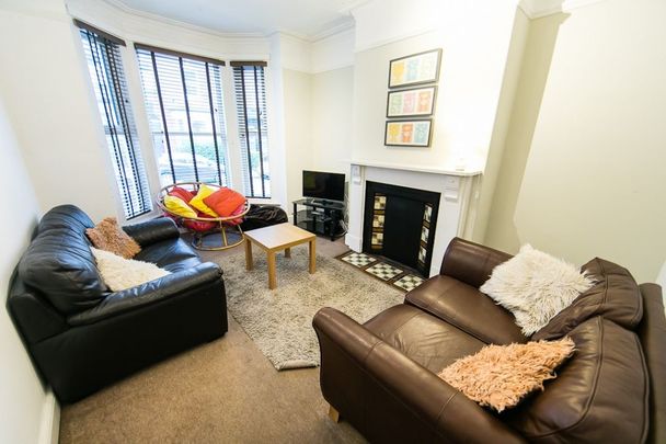 Hessle View, Hyde Park, Leeds - Photo 1