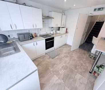 1 bedroom in a house share to rent - Photo 3