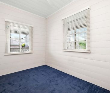 Inner city 3 bedroom cottage with off street parking for 3 cars - Photo 4