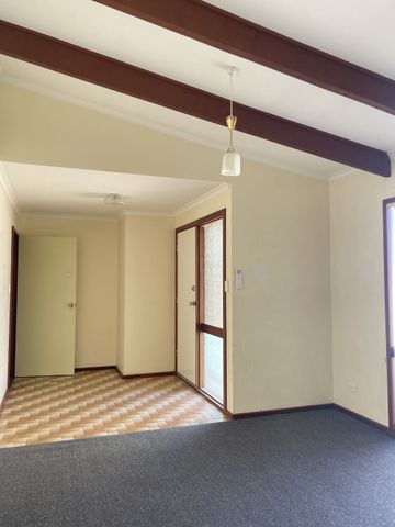 COSY AND NEAT 2 BEDROOM HOME! - Photo 4