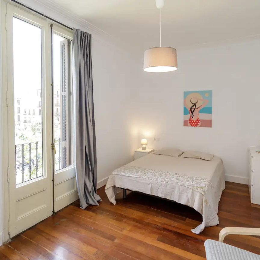 Room in a shared 16-bedroom apartment for rent in Sant Antoni, bills included - Photo 1