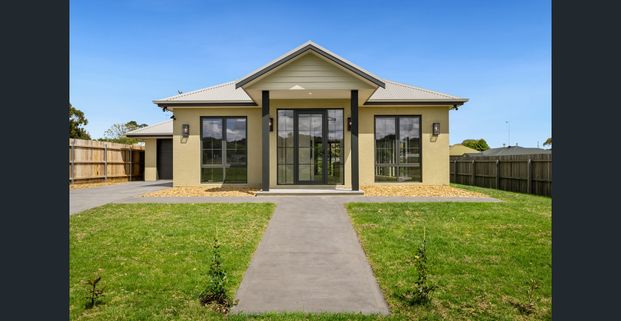 Luxury Living in a Newly Built Millthorpe Home - Photo 1