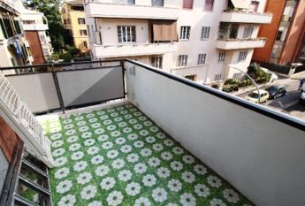 Aventino-S.Saba: Brand new 3 Bedroom, 3 bath, spacious triple living-dining room, modern kitchen, large balconies. Air conditioning, alarm, lots of natural light, located on quiet tree lined street walking distance to all services, metro, FAO. Ref 2057