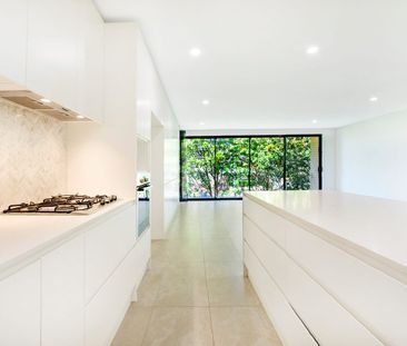 Spectacular renovated three bedroom apartment - Photo 2