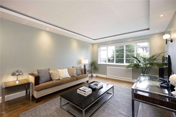 A beautiful three bedroom apartment with parking between Wimbledon Town and Village. - Photo 1