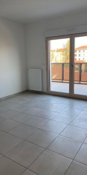 Villeurbanne : Récent T3 avec cuisine aménagée, balcon et garage - Photo 1