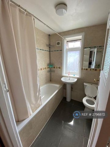 1 bedroom in a house share to rent - Photo 4