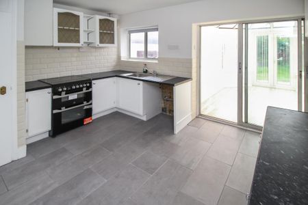 2 bedroom semi-detached bungalow to rent - Photo 2